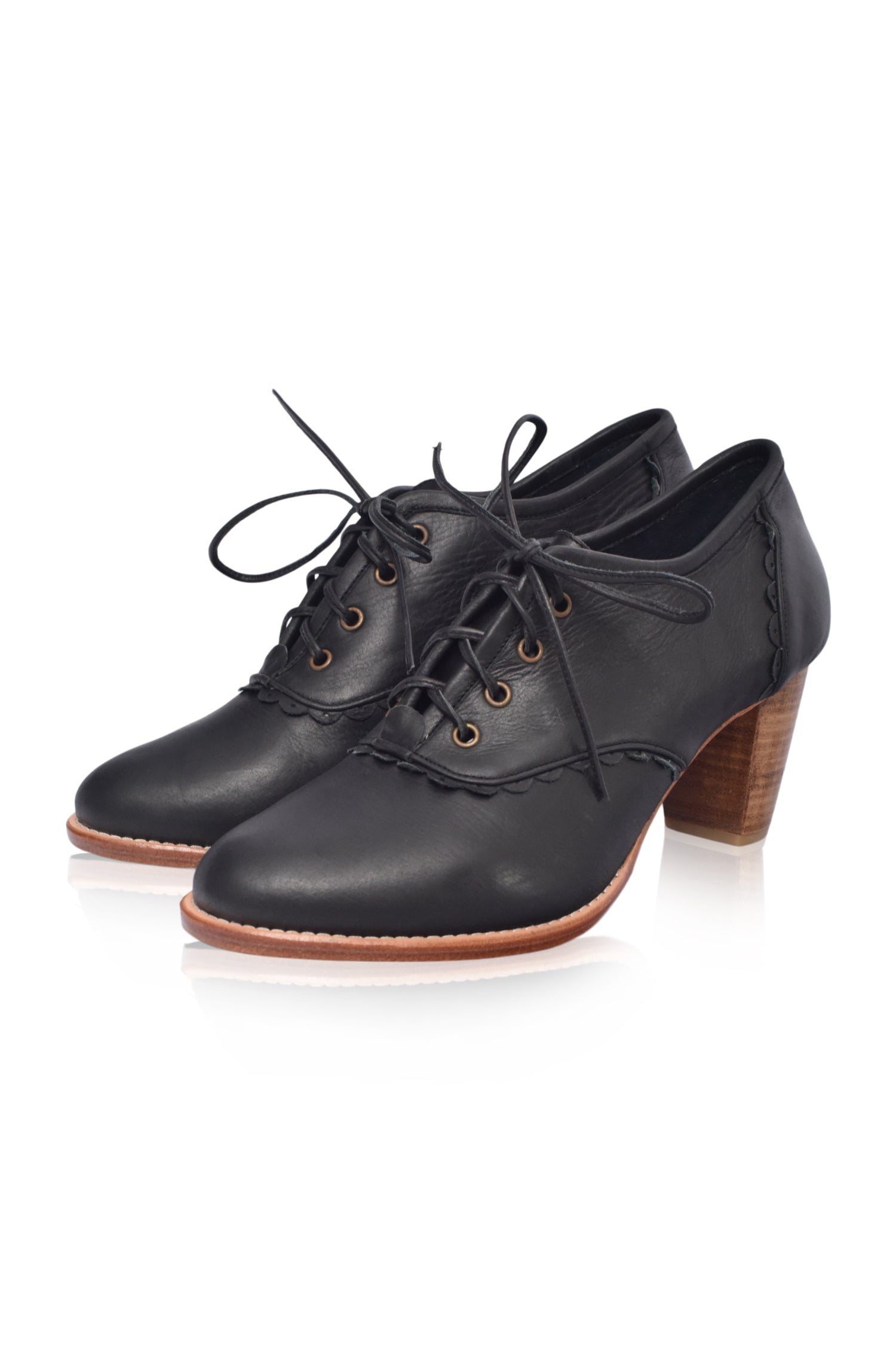 View of Vintage-style oxford in black color, made by hand in Bali. – ELF