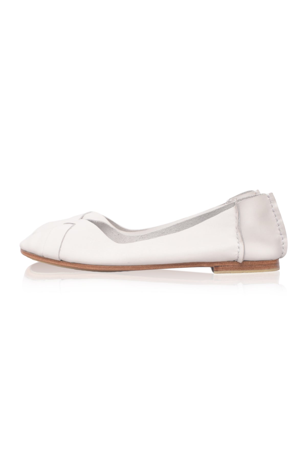 A single white leather ballet flat shoe with a pointed toe and a small decorative bow on the vamp, shown in profile against a white background with a soft reflection.